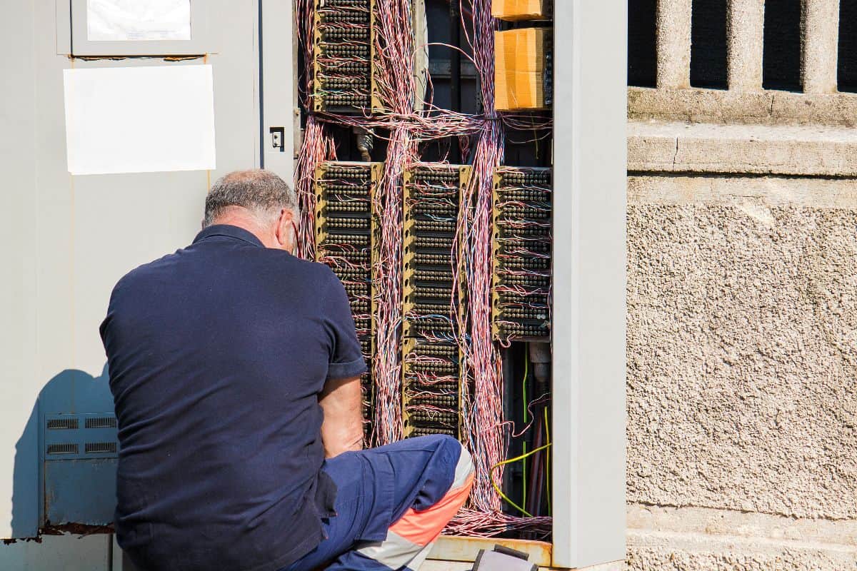     Le déploiement de la fibre optique continue de ralentir en France selon les chiffres de l'ARCEP
